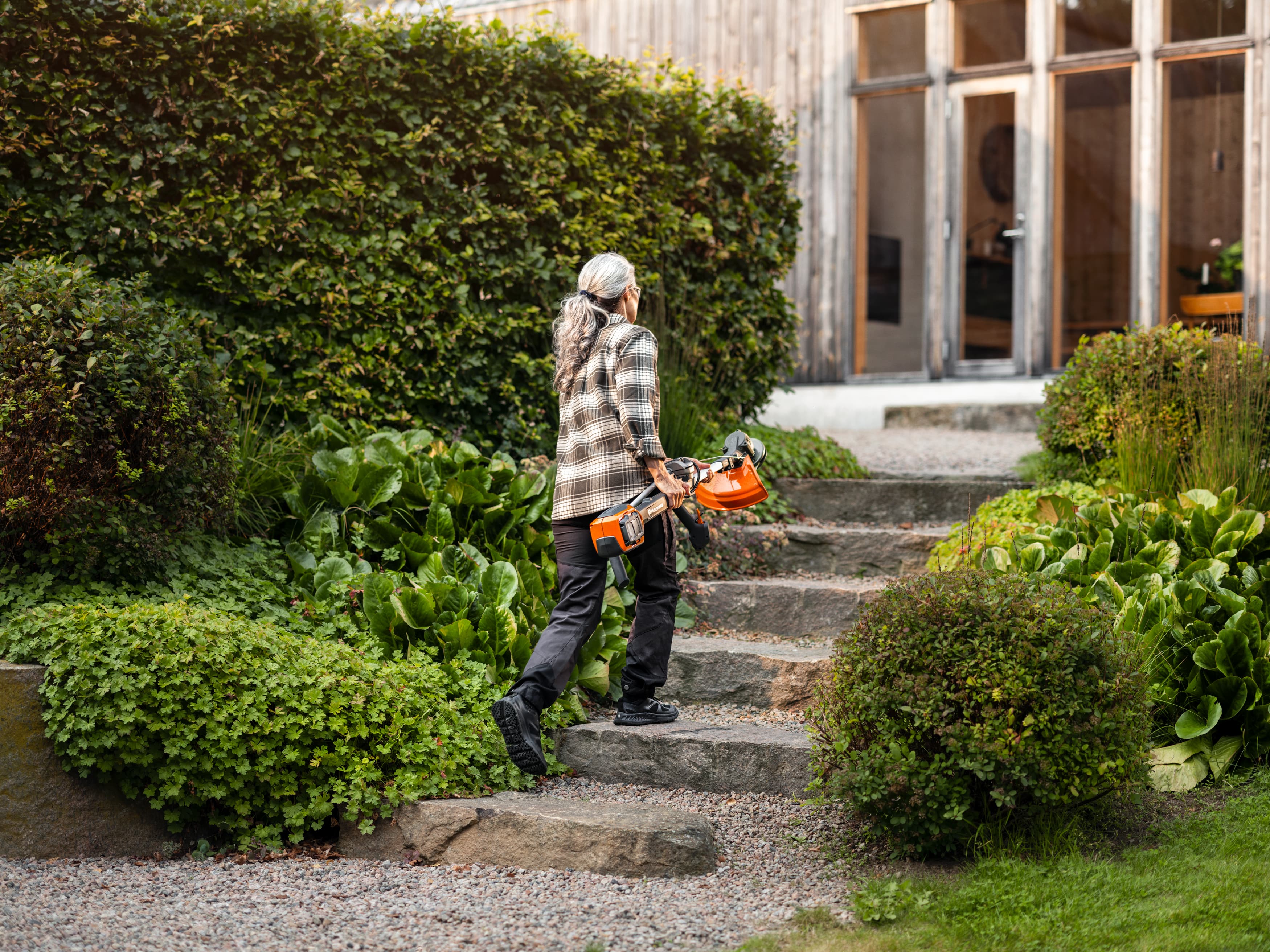 With the telescopic shaft and the foldable bullhorn handle, the trimmer's size can be reduced by up to 70% for easy storage and transport. The smart clamp makes folding and adjusting the handle quick and effortless. image