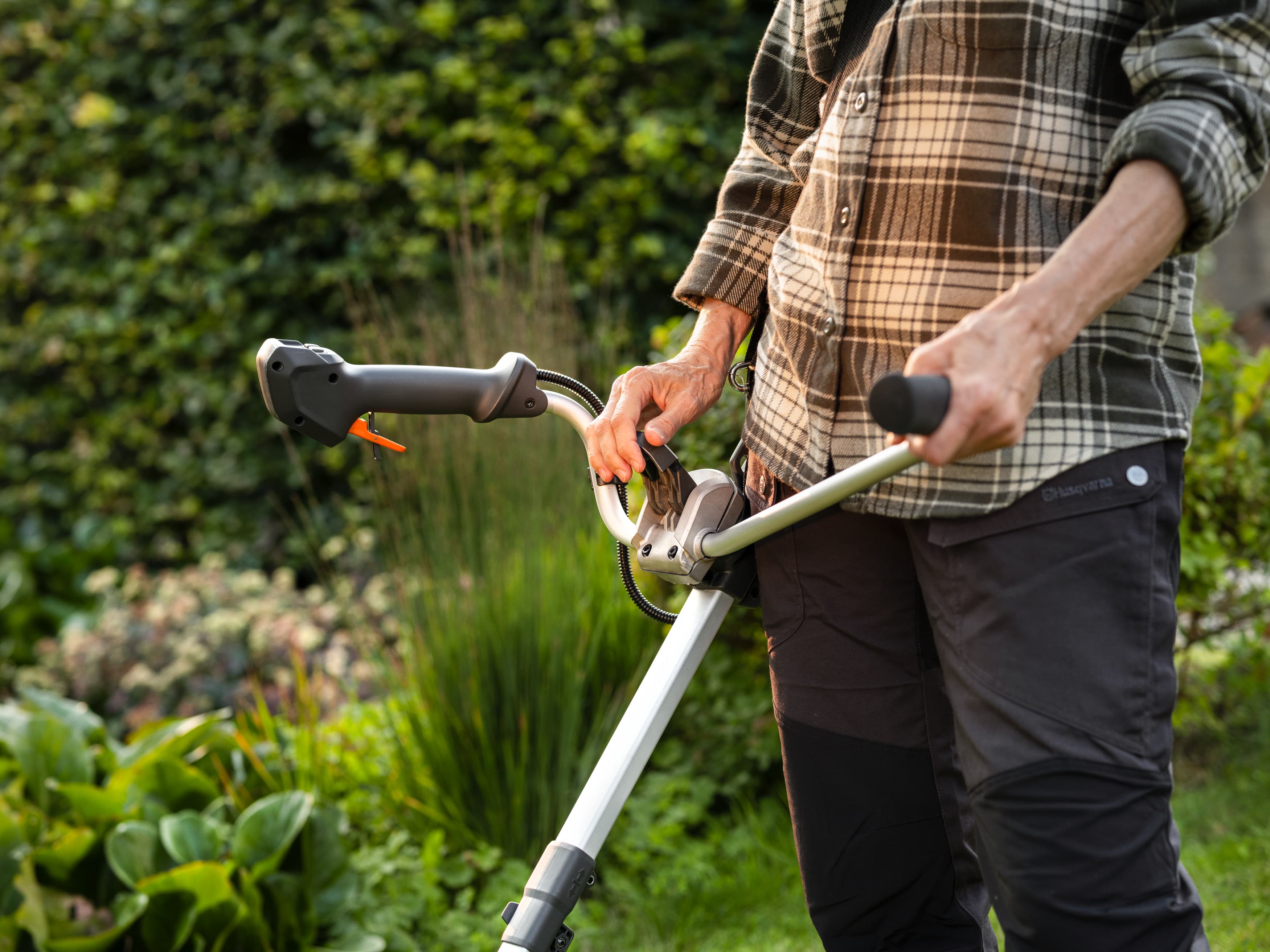 The smart clamp mechanism allows you to effortlessly fold and adjust the handle without any tools, ensuring your trimmer is quickly ready for action, storage or transport. image